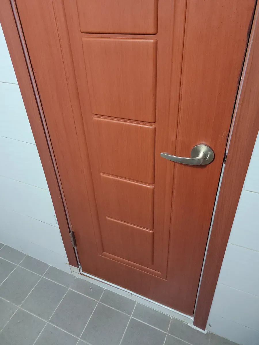 문틀 부분 교체 후 정리된 화장실 문 하단