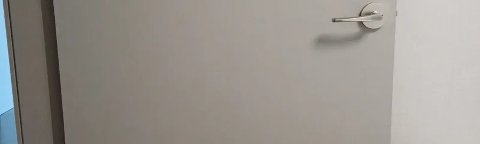 구멍난 문 수리