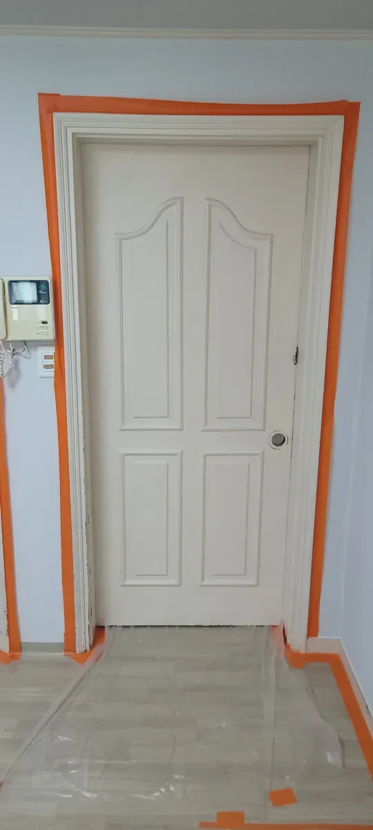 주황색 테이프로 틀 주변을 보양한 입주 전 도색 현장